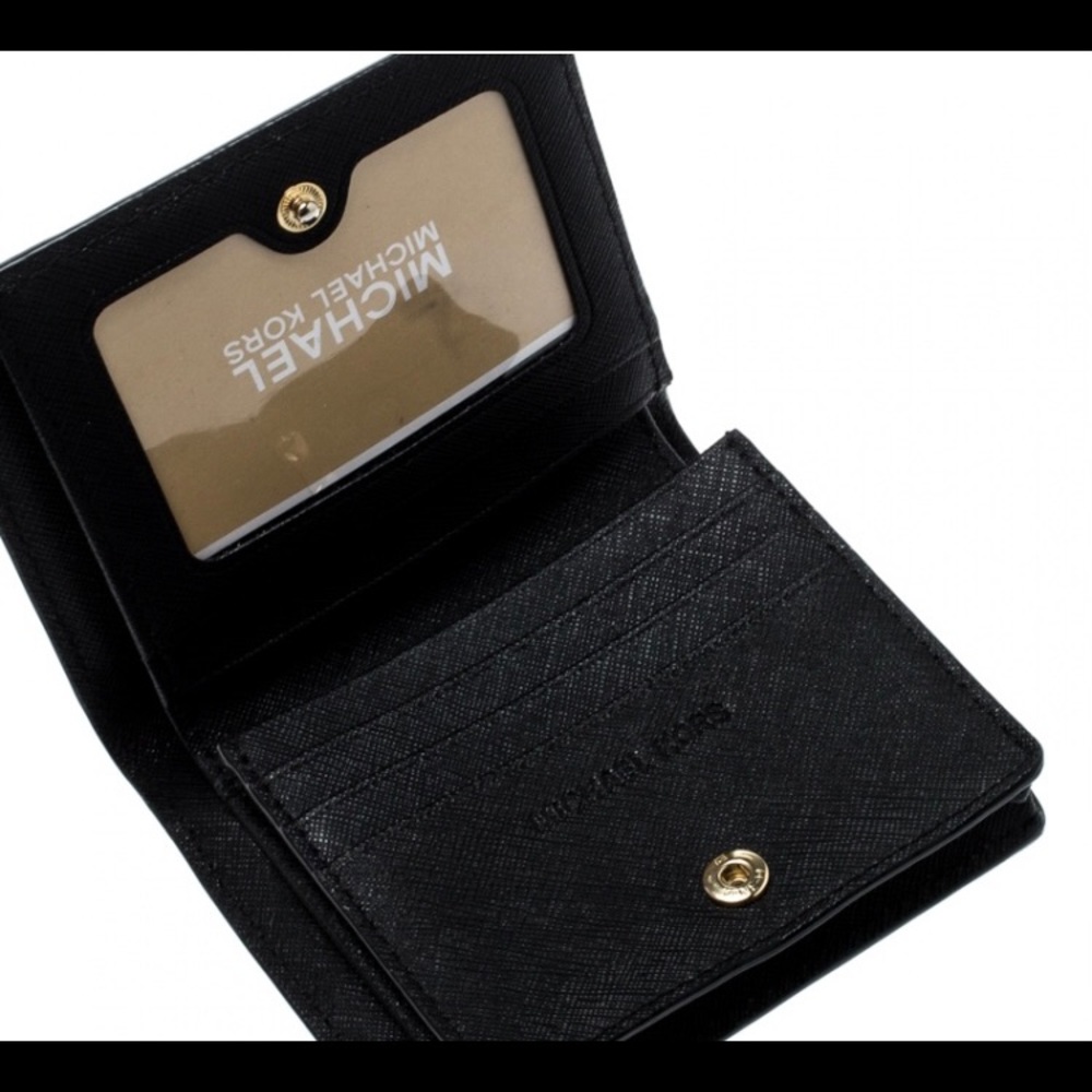 Michael KORS black leather wallet.authentic . Barely used